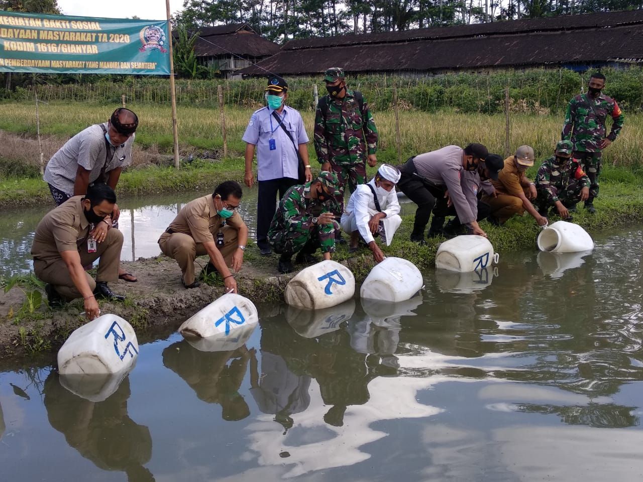 podiumnews.com-Kodim Gianyar Tebar 40 Ribu Benih Ikan Lele di Batur Sari  